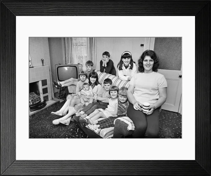 Framed Print : Pamela Spence and family, recently moved home to Arthur Street, Small Heath, Birmingham Framed Print : Pamela Spence and family, recently moved home to Arthur Street, Small Heath, Birmingham