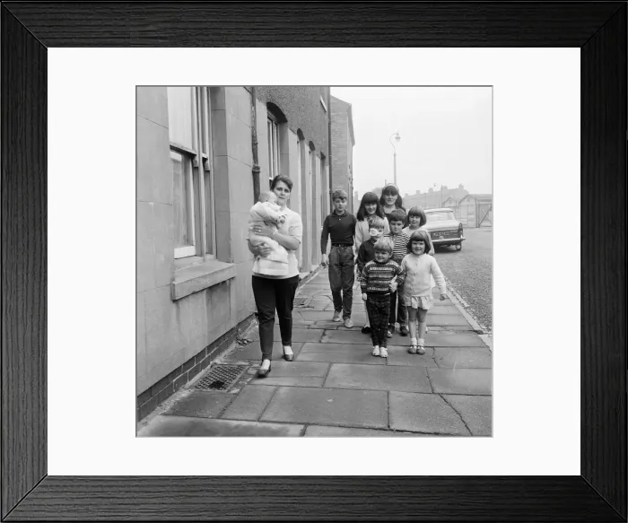 Framed Print : Pamela Spence and family, from Greenway Street, Small Heath, Birmingham Framed Print : Pamela Spence and family, from Greenway Street, Small Heath, Birmingham