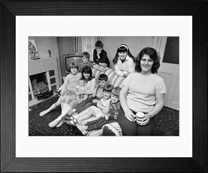 Framed Print : Pamela Spence and family, recently moved home to Arthur Street, Small Heath, Birmingham Framed Print : Pamela Spence and family, recently moved home to Arthur Street, Small Heath, Birmingham