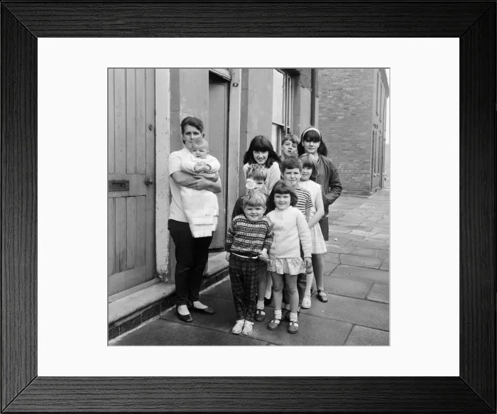 Framed Print : Pamela Spence and family, from Greenway Street, Small Heath, Birmingham Framed Print : Pamela Spence and family, from Greenway Street, Small Heath, Birmingham