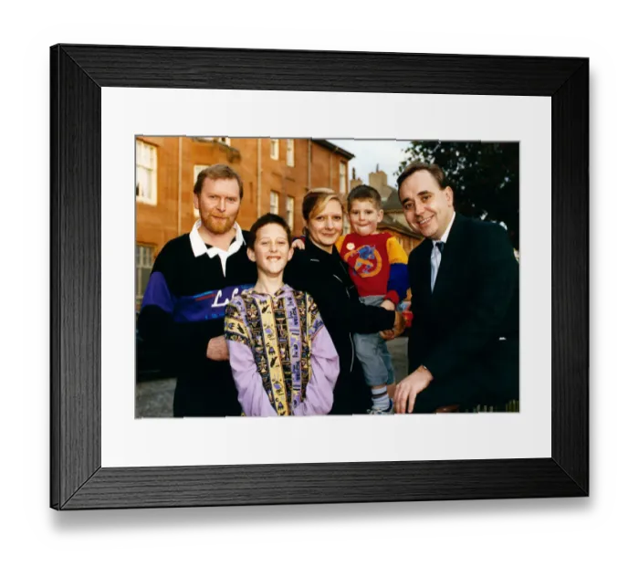 Framed Print : SNPs Alex Salmond canvased the Mylet family of Renfre Framed Print : SNPs Alex Salmond canvased the Mylet family of Renfre