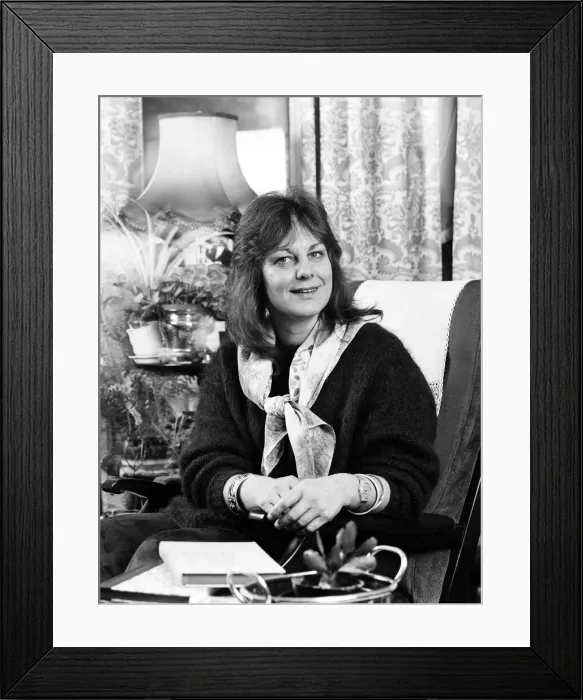 Framed Print : Author Sue Townsend at home. 7th November 1984 Framed Print : Author Sue Townsend at home. 7th November 1984