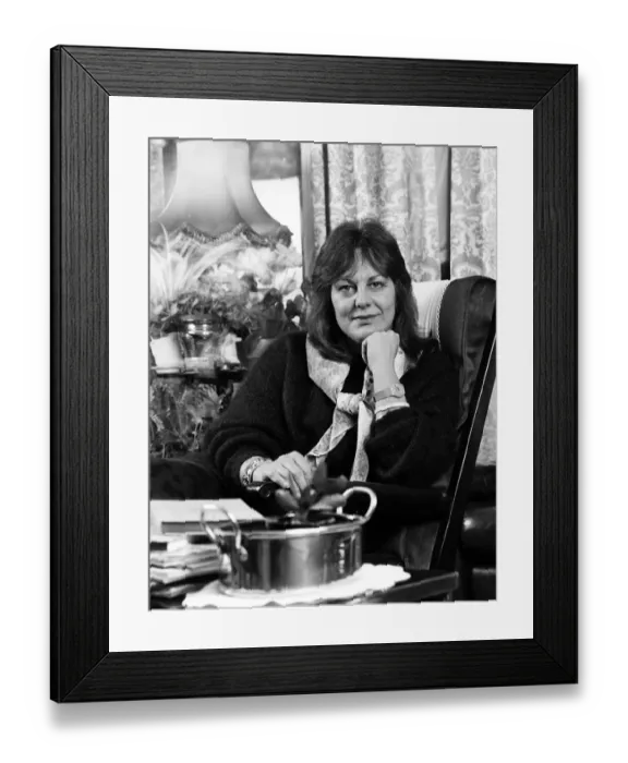 Framed Print : Author Sue Townsend at home. 7th November 1984 Framed Print : Author Sue Townsend at home. 7th November 1984