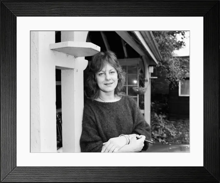 Framed Print : Author Sue Townsend at home. 7th November 1984 Framed Print : Author Sue Townsend at home. 7th November 1984