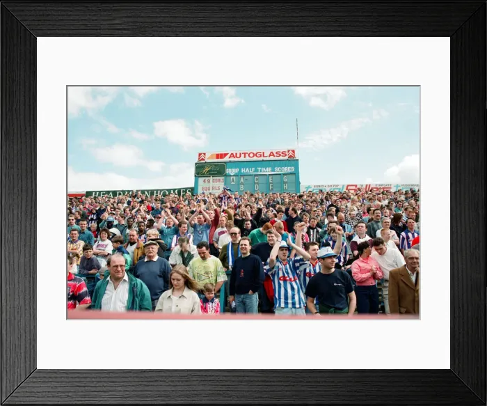 Framed Print : Huddersfield Town F. Cs final Leeds Road game. Match played against Blackpool