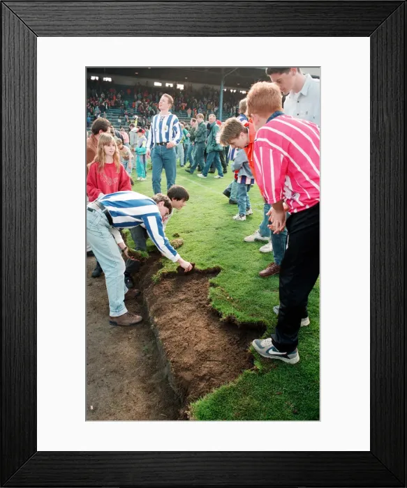 Framed Print : Huddersfield Town F. Cs final Leeds Road game. Match played against Blackpool