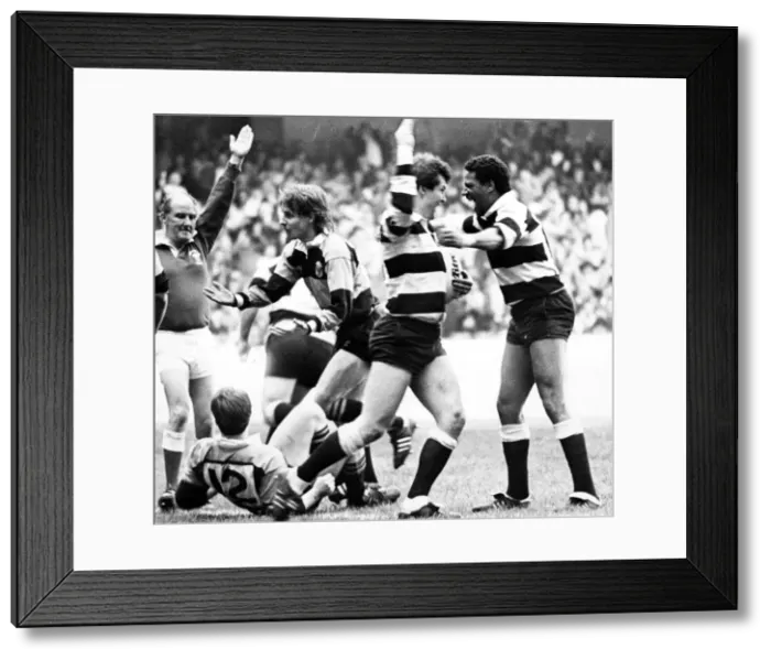 Framed Print : Welsh Rugby Union Final - Cardiff 28 - 21 Newport. Arms aloft by referee Ken Rowlands Framed Print : Welsh Rugby Union Final - Cardiff 28 - 21 Newport. Arms aloft by referee Ken Rowlands