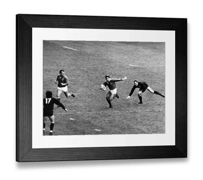 Framed Print : Welsh Rugby Union Final - Llanelli 28 - 13 Neath. Jonathan Davies of Llanelli Framed Print : Welsh Rugby Union Final - Llanelli 28 - 13 Neath. Jonathan Davies of Llanelli