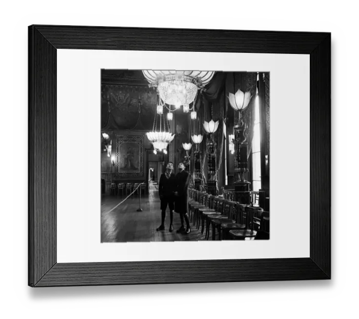 Framed Print : Brighton, Royal Pavilion, East Sussex. Two Brighton boys paying a midday visit to