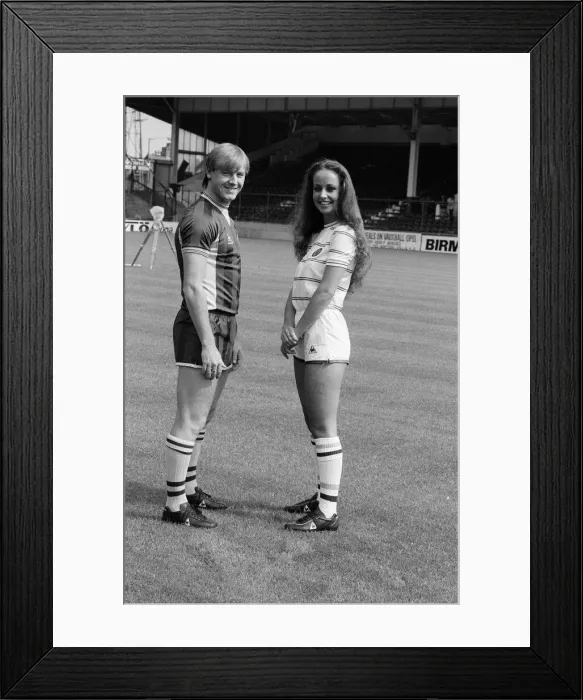 Framed Print : Steve McMahon, Aston Villa, Football Player, 1983-1985. Photo-call wearing new club strip