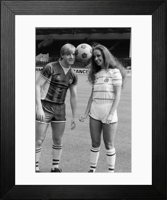 Framed Print : Steve McMahon, Aston Villa, Football Player, 1983-1985. Photo-call wearing new club strip