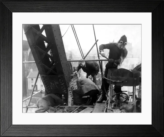 Framed Print : 00608466 Foreman rivetter, Archie Ashcroft, with workmen at work on the new Silver