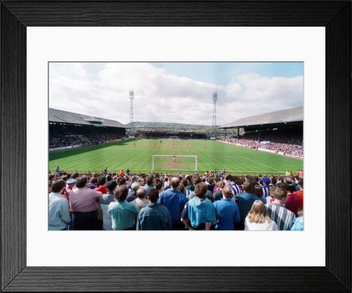Framed Print : Huddersfield Town F. Cs final Leeds Road game. Match played against Blackpool