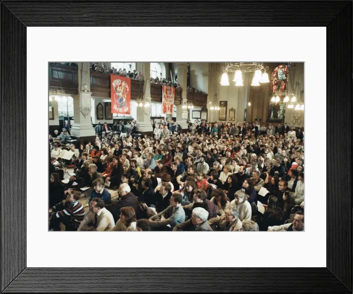 Framed Print : The largest congrgation ever gathered at St Philips Cathedral in Birmingham as thusands