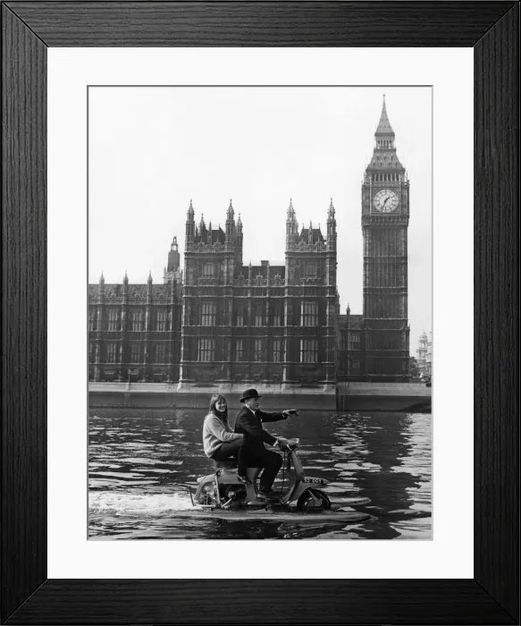 Framed Print : Skipper Hornsby and Stella scoot up the Thames at a fair rate of knots on their scooter