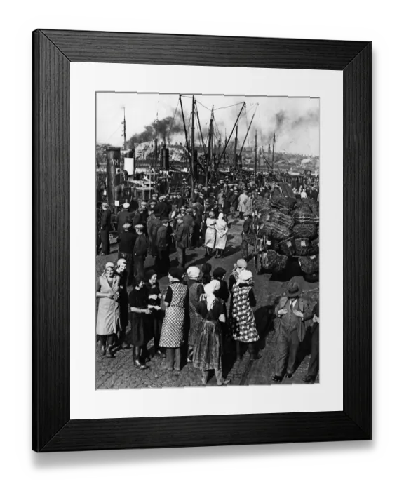 Framed Print : Yarmouth herring time, Norfolk. Busy quayside scene, waiting for drifters to come in