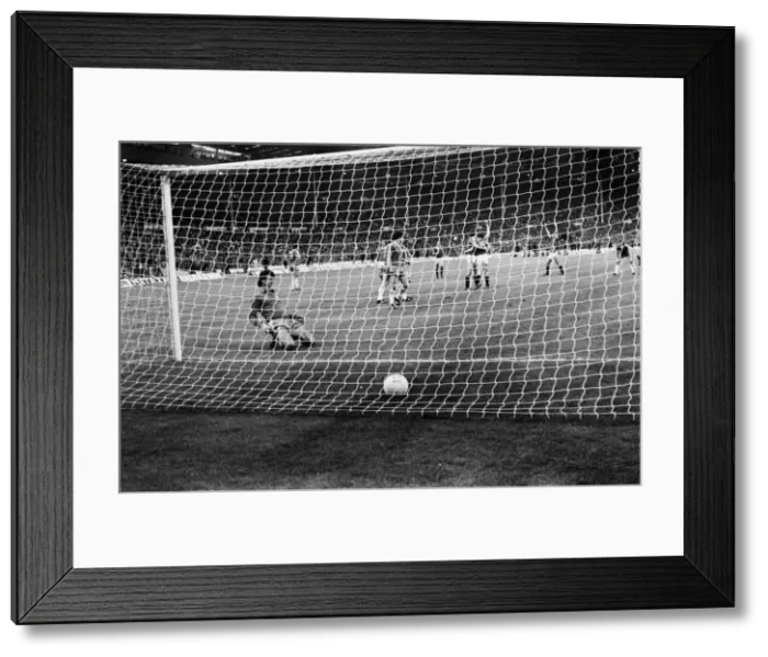 Framed Print : Brighton & Hove Albion 0-4 Manchester United, 1983 FA Cup Final Replay at Wembley Stadium Framed Print : Brighton & Hove Albion 0-4 Manchester United, 1983 FA Cup Final Replay at Wembley Stadium