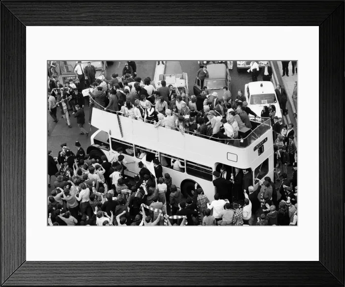 Framed Print : A triumphant Chelsea FC, return home after winning 1971 European Cup Winners