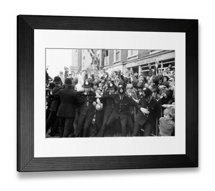 Framed Print : A triumphant Chelsea FC, return home after winning 1971 European Cup Winners