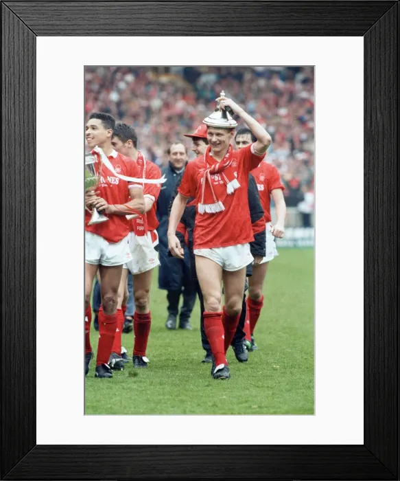 Framed Print : Nottingham Forest vs Southampton Zenith Data Cup final at Wembley 1992 Framed Print : Nottingham Forest vs Southampton Zenith Data Cup final at Wembley 1992