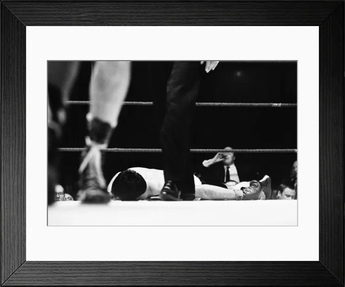 Framed Print : Boxing match between Jimmy Tibbs (white shorts) v Franco Macchia