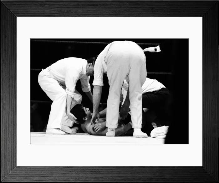 Framed Print : Boxing match between Jimmy Tibbs (white shorts) v Franco Macchia