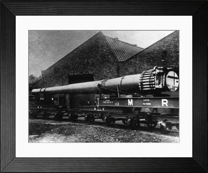 Framed Print : A 15 Naval gun is loaded on to a waiting train at The Royal Ordnance Works at Stoney