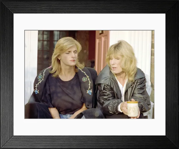 Framed Print : Linda McCartney, wfire of fomer Beatle Paul McCartney, has a chat with her friend Carla Framed Print : Linda McCartney, wfire of fomer Beatle Paul McCartney, has a chat with her friend Carla