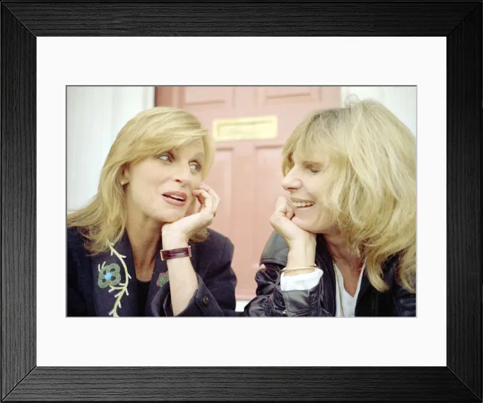 Framed Print : Linda McCartney, wife of fomer Beatle Paul McCartney, has a chat with her friend Carla