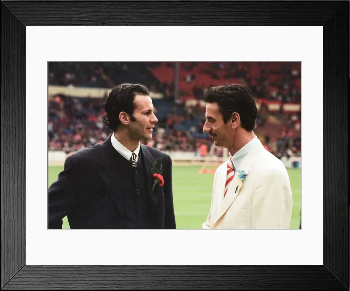 Framed Print : Manchester Uniteds Ryan Giggs (left) comes face to face with Liverpool