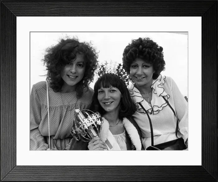 Framed Print : British Steel Gala Queen Linda Coxhall, with Debbie Crosby (left) and Julie Watson (right Framed Print : British Steel Gala Queen Linda Coxhall, with Debbie Crosby (left) and Julie Watson (right