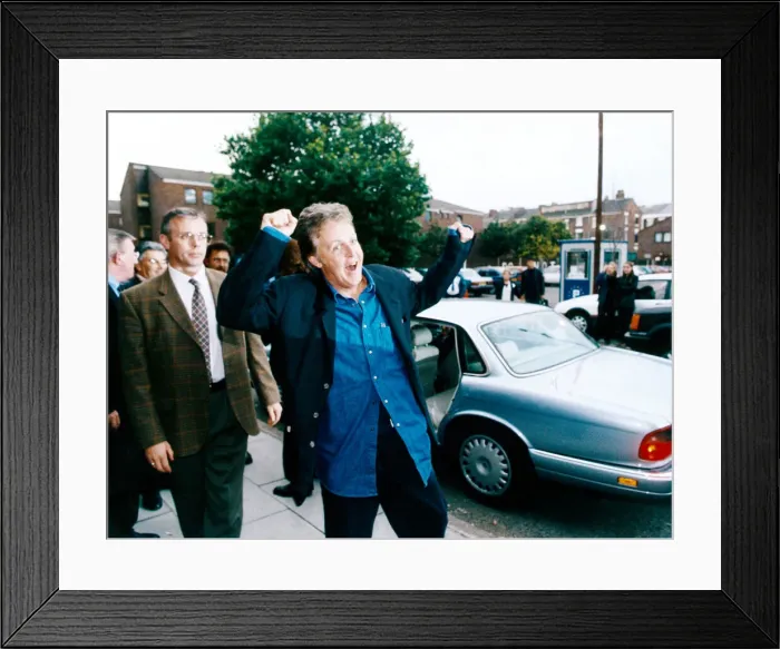 Framed Print : Paul McCartney in Liverpool, 21st September 1996 Framed Print : Paul McCartney in Liverpool, 21st September 1996