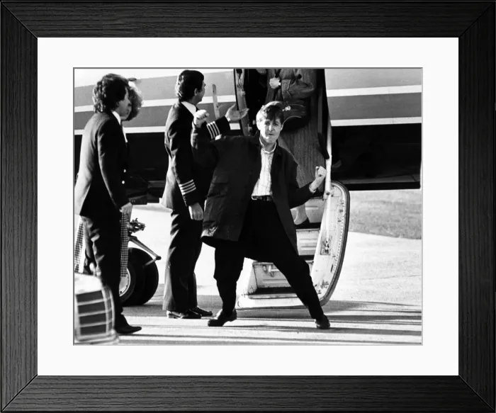 Framed Print : Paul McCartney arrives in Liverpool, at Speke airport. 28th November 1984