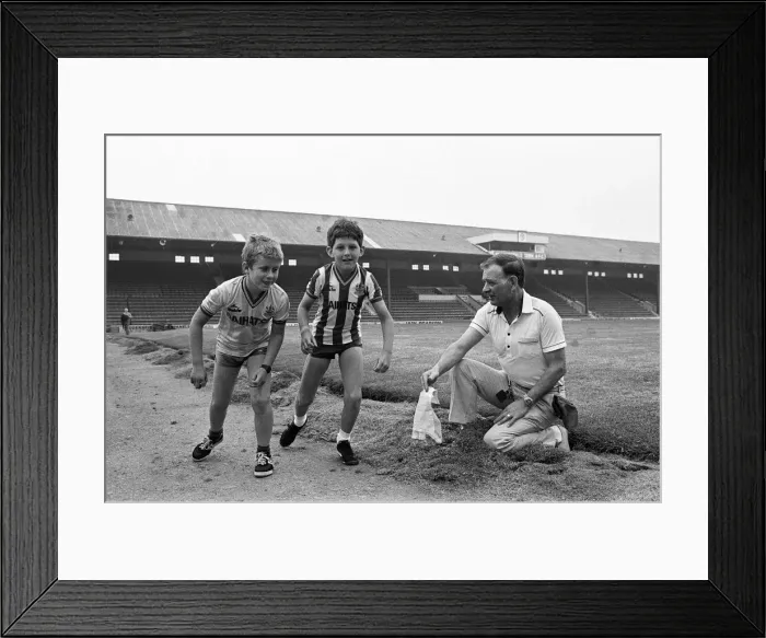 Framed Print : Mr Peter Yull starts his son Christopher (centre) and Matthew Holroyde on a fundraising Framed Print : Mr Peter Yull starts his son Christopher (centre) and Matthew Holroyde on a fundraising