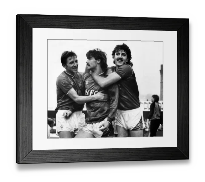 Framed Print : Everton footbaler Ian Snodin congratulated by teammates Gary Stevens (left