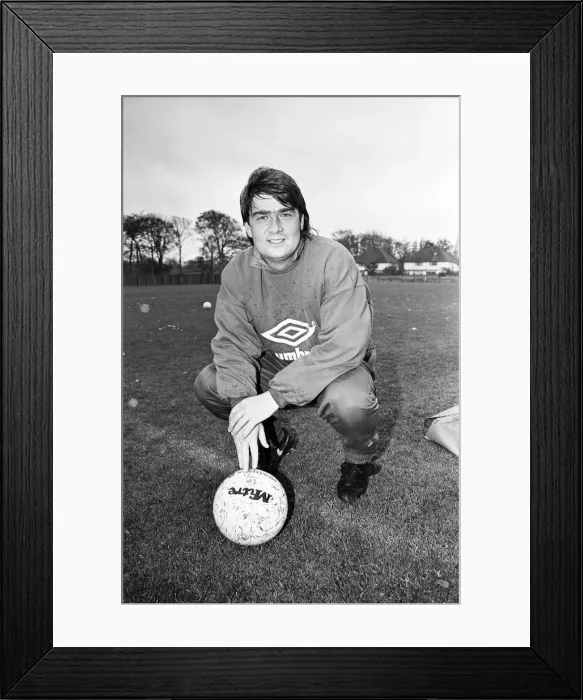 Framed Print : Everton football player Ian Snodin pictured during a training session at Bellefield Framed Print : Everton football player Ian Snodin pictured during a training session at Bellefield