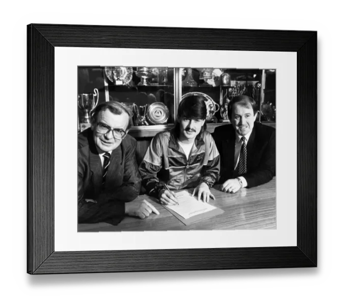 Framed Print : Footballer Ian Snodin pictured signing for Everton watched by manager Howard Kendall