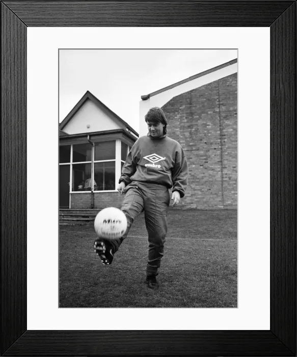 Framed Print : Everton football player Ian Snodin pictured during a training session at Bellefield Framed Print : Everton football player Ian Snodin pictured during a training session at Bellefield