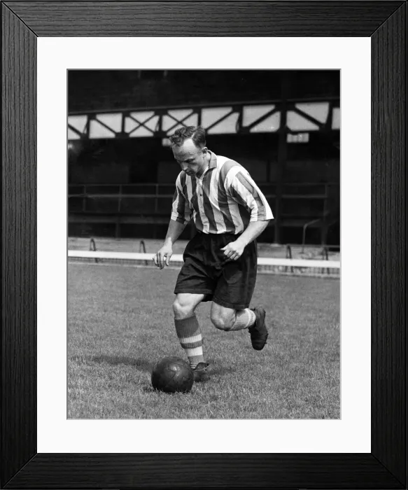 Framed Print : Ivor Broadis running with the ball. 10th August 1950 Framed Print : Ivor Broadis running with the ball. 10th August 1950