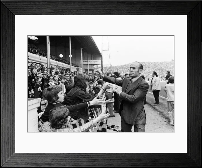 Framed Print : Aston Villa v Sunderland, final score 2-0 to Aston Villa, League Division Two, Villa Park Framed Print : Aston Villa v Sunderland, final score 2-0 to Aston Villa, League Division Two, Villa Park