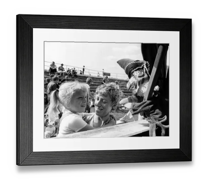 Framed Print : Nice to see you, says Mr Punch to little Jacqueline McGrath of Redcar at British Framed Print : Nice to see you, says Mr Punch to little Jacqueline McGrath of Redcar at British