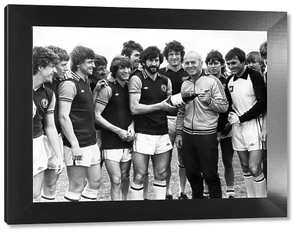 Aston Villa Manager Ron Saunders with his team, receives the Evening Mail Sports