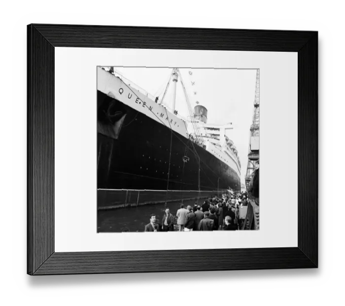 Framed Print : The Cunard White Star liner Queen Mary sails for the last time