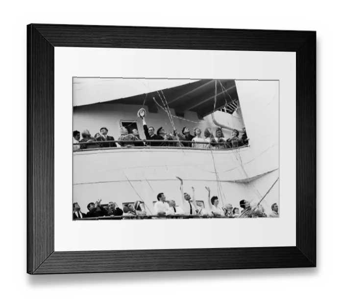 Framed Print : The Cunard White Star liner Queen Mary sails for the last time