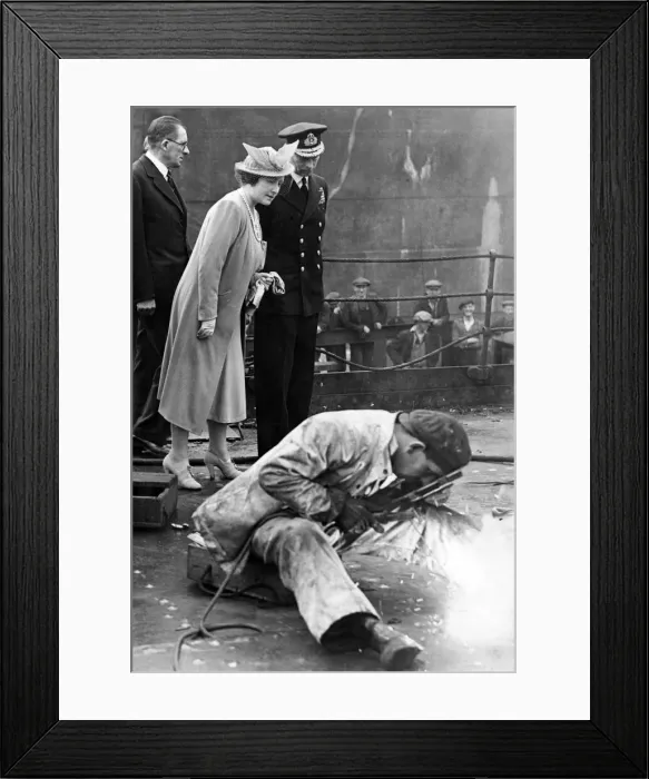 Framed Print : Their Majesties King George VI and Queen Elizabeth watch a welding process in a Tyneside