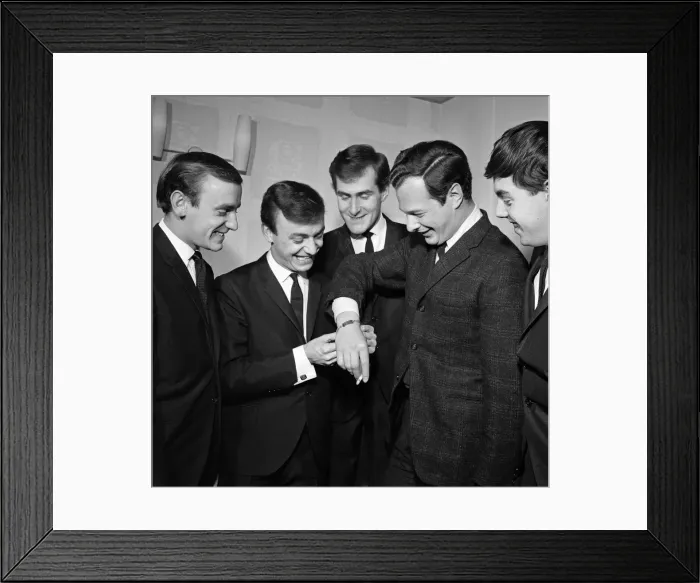 Framed Print : Gerry and the Pacemakers, who, on their way from Hanley in Staffordshire to Ipswich to Framed Print : Gerry and the Pacemakers, who, on their way from Hanley in Staffordshire to Ipswich to