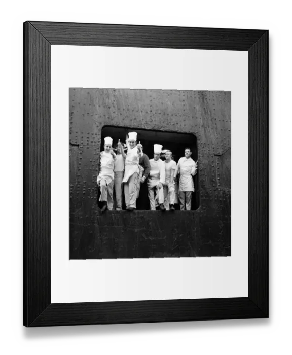 Framed Print : The Cunard White Star liner Queen Mary sails for the last time