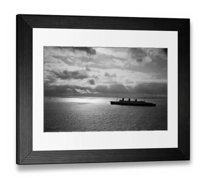 Framed Print : The Cunard White Star liner Queen Mary sails for the last time. 31st October 1967