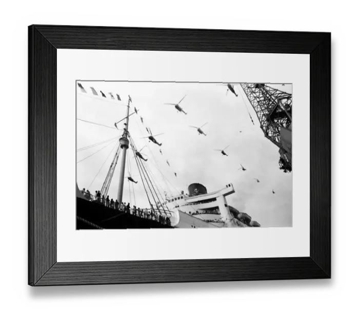 Framed Print : The Cunard White Star liner Queen Mary sails for the last time
