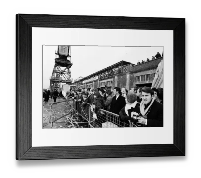 Framed Print : The Cunard White Star liner Queen Mary sails for the last time